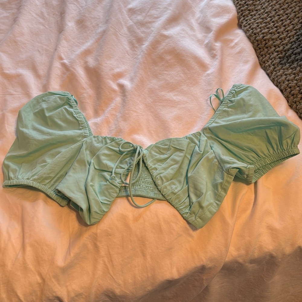 Cotton on Turquoise cropped top puffy sleeves. Size medium.
Never worn